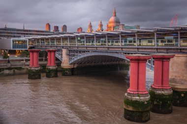 Blackfriars istasyonu St Paul Katedrali ile gece karanlığında havai.