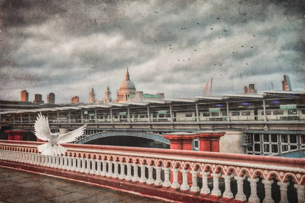 Pidgeon branco voando sobre Blackfriars Bridge — Fotografia de Stock