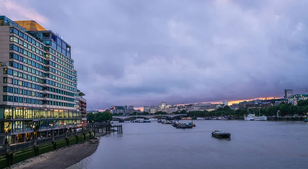 London épületek közelében Blackfrairs híd — Stock Fotó