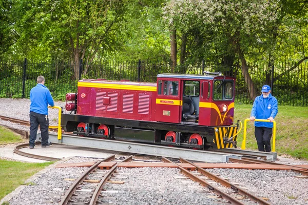 Narrow gauge train locomotive in Ruislip — Stock Photo, Image