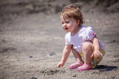 Kumsaldaki küçük kız