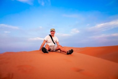 Merzouga kum tepeleri üzerinde dinlenme turizm