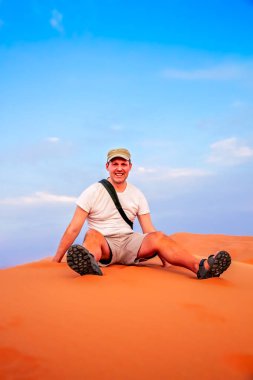 Merzouga kum tepeleri üzerinde dinlenme turizm