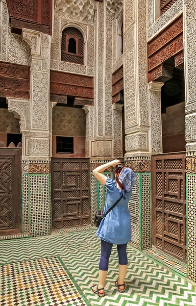 Turista tomando fotos dentro de la Escuela Coránica de Meknes — Foto de Stock