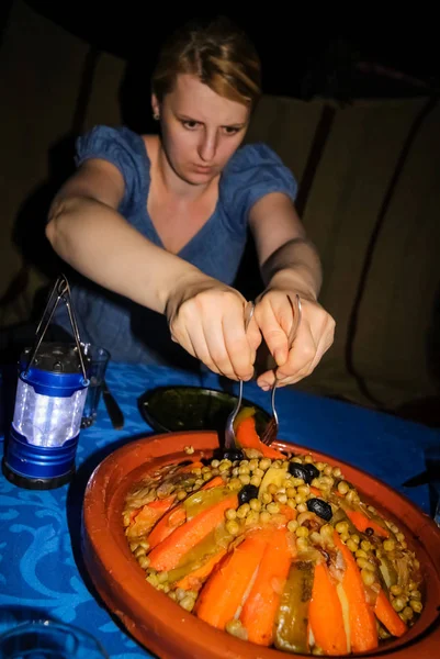 Meisje eten Marokkaanse tajine — Stockfoto