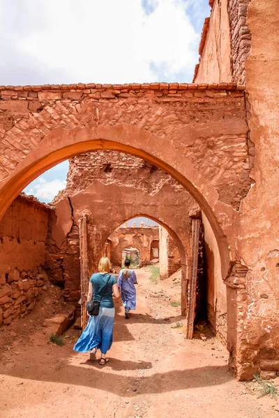 Turist besöker kasbah — Stockfoto