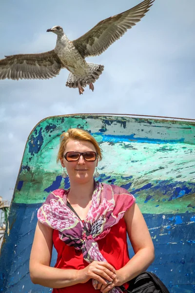 Retrato de una mujer con gaviota — Foto de Stock