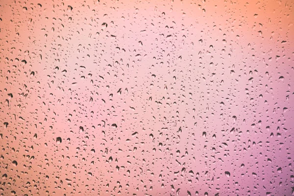 Gotas de chuva na janela da casa — Fotografia de Stock