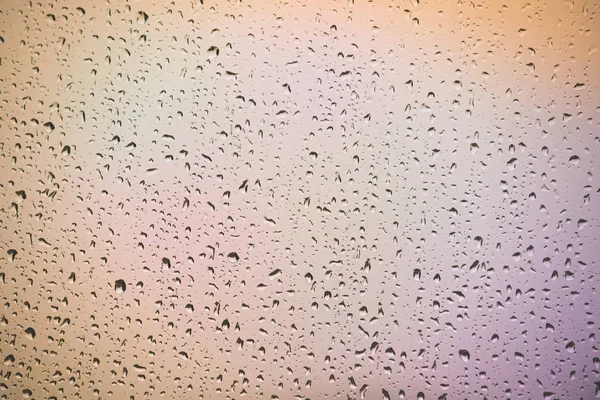 Gotas de chuva na janela da casa — Fotografia de Stock