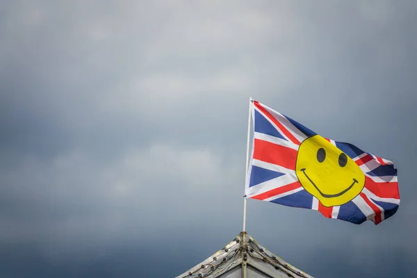 Bandera británica con cara sonriente amarilla —  Fotos de Stock