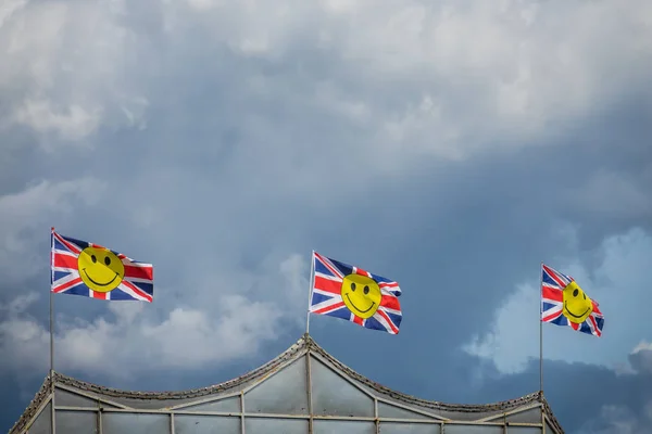 Britische Flaggen mit Smiley-Gesichtern — Stockfoto