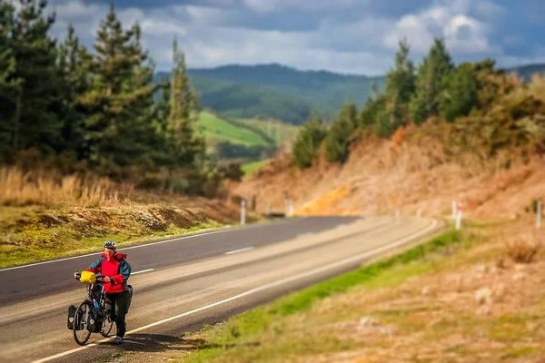 Woman on a cycle touring trip in New Zealand — Stock Photo, Image