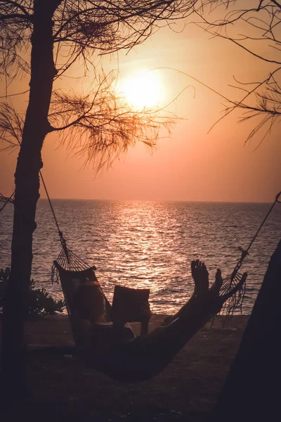 夕暮れ時のビーチのハンモックでリラックス — ストック写真