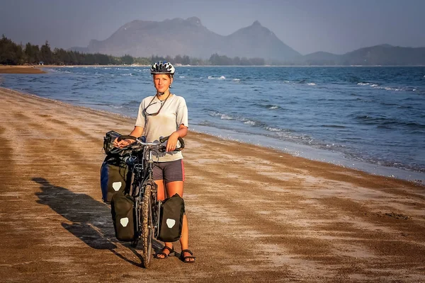 Female cyclist on the beach in Thailand — Stock Photo, Image