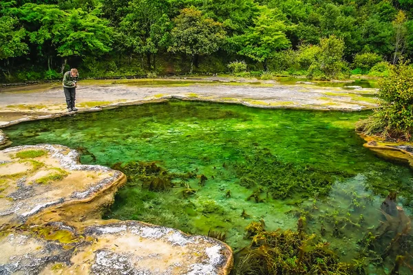 Turista no Baishuitai Water Terraces na China — Fotografia de Stock