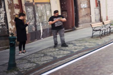 Sokakta cep telefonunu kullanarak erkekler