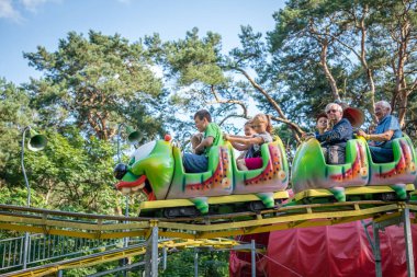 Caterpillar rollercoaster funpark içinde