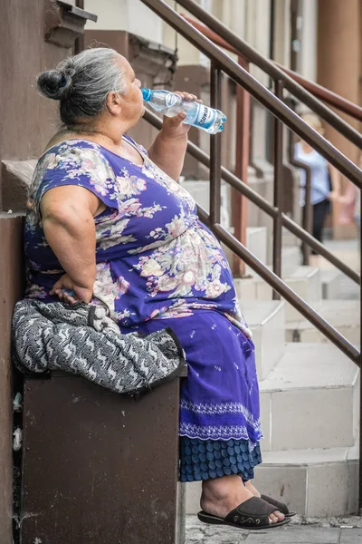 Velha mulher bebendo água — Fotografia de Stock