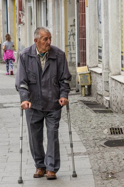 松葉杖で歩く人 — ストック写真