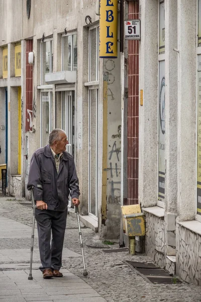 Homem andando com muletas — Fotografia de Stock