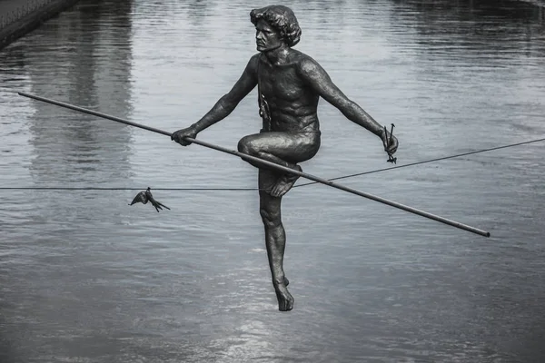 El primer plano de la escultura del paseador de cuerda floja — Foto de Stock