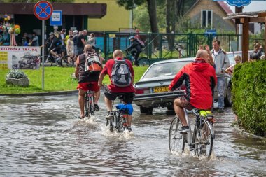 Su dolu bir yolda Bisiklete binme