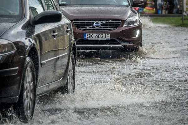 Carros em uma rua inundada — Fotografia de Stock