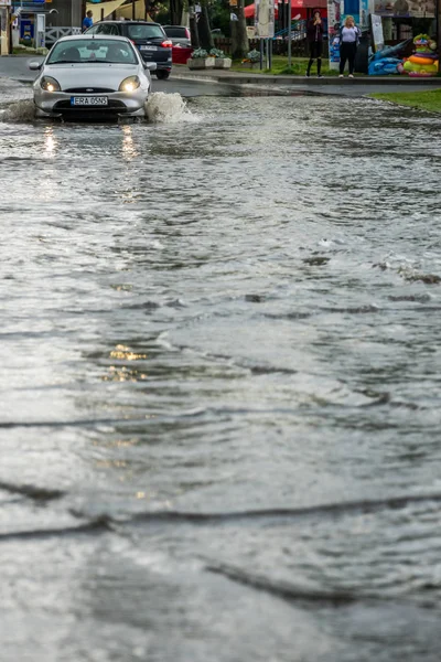 Su basmış bir sokakta araba