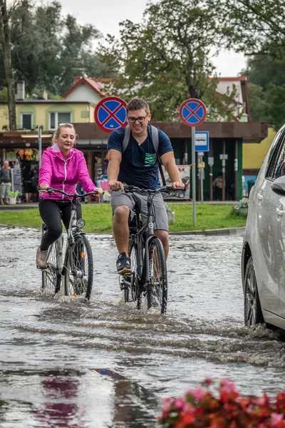 Su dolu bir yolda Bisiklete binme