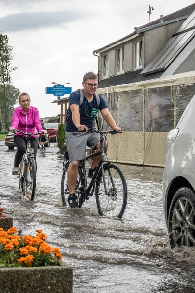 Su dolu bir yolda Bisiklete binme