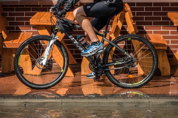 Ciclista após a chuva — Fotografia de Stock