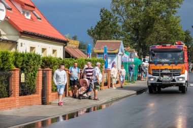 Sular altında alan boşaltmak için gelen itfaiye