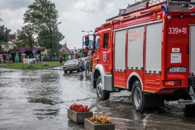 Sular altında alan boşaltmak için gelen itfaiye