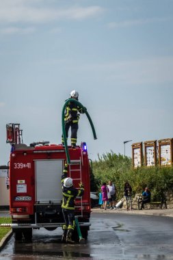 İtfaiyeciler bir iş için hazırlanıyor