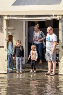 Aile bir sağanak yağmur sonrasında seyir