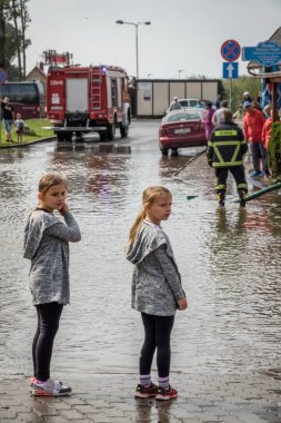 İki kız kardeş bir sağanak yağmur sonrasında seyir