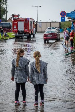 İki kız kardeş bir sağanak yağmur sonrasında seyir