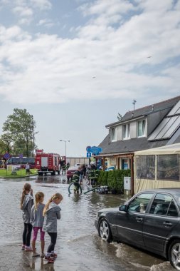 Üç küçük kız bir sağanak yağmur sonrasında arıyor