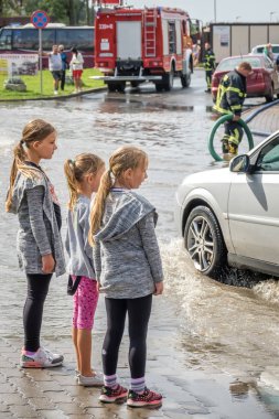 Üç küçük kız bir sağanak yağmur sonrasında arıyor