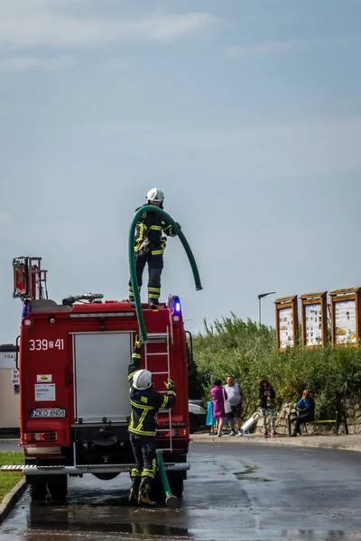 İtfaiyeciler bir iş için hazırlanıyor