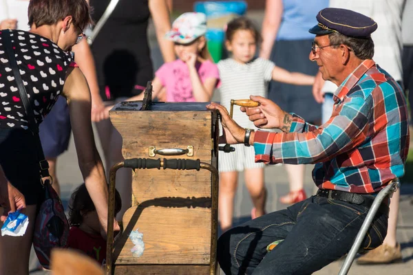 Organette oynayan sokak sokak çalgıcısı