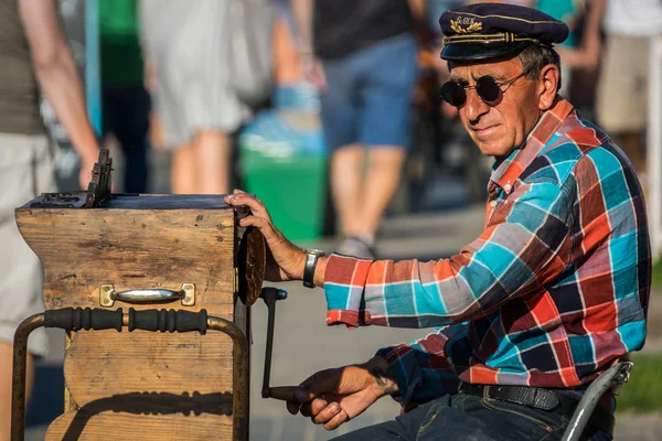 Street busker tocando organette — Foto de Stock