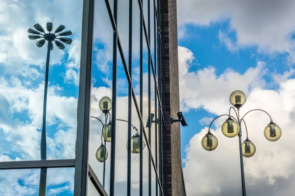 Lâmpadas reflexão nas janelas — Fotografia de Stock