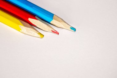 Beyaz kağıt üzerine renkli boya kalemi