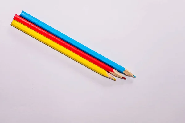 Lápis coloridos sobre papel branco — Fotografia de Stock