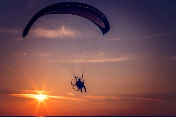 滑翔伞飞行在日落时分 — 图库照片