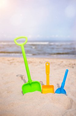 Üç renkli oyuncak kürek sahilde