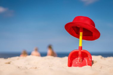 Kırmızı kürek ve sahilde hasır şapka