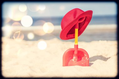 Kırmızı kürek ve sahilde hasır şapka