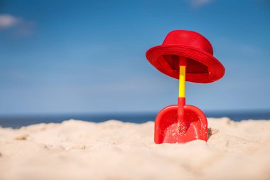 Kırmızı kürek ve sahilde hasır şapka